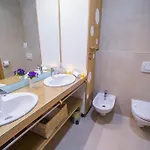 Peninsula Luxury Πανσιόν 4*